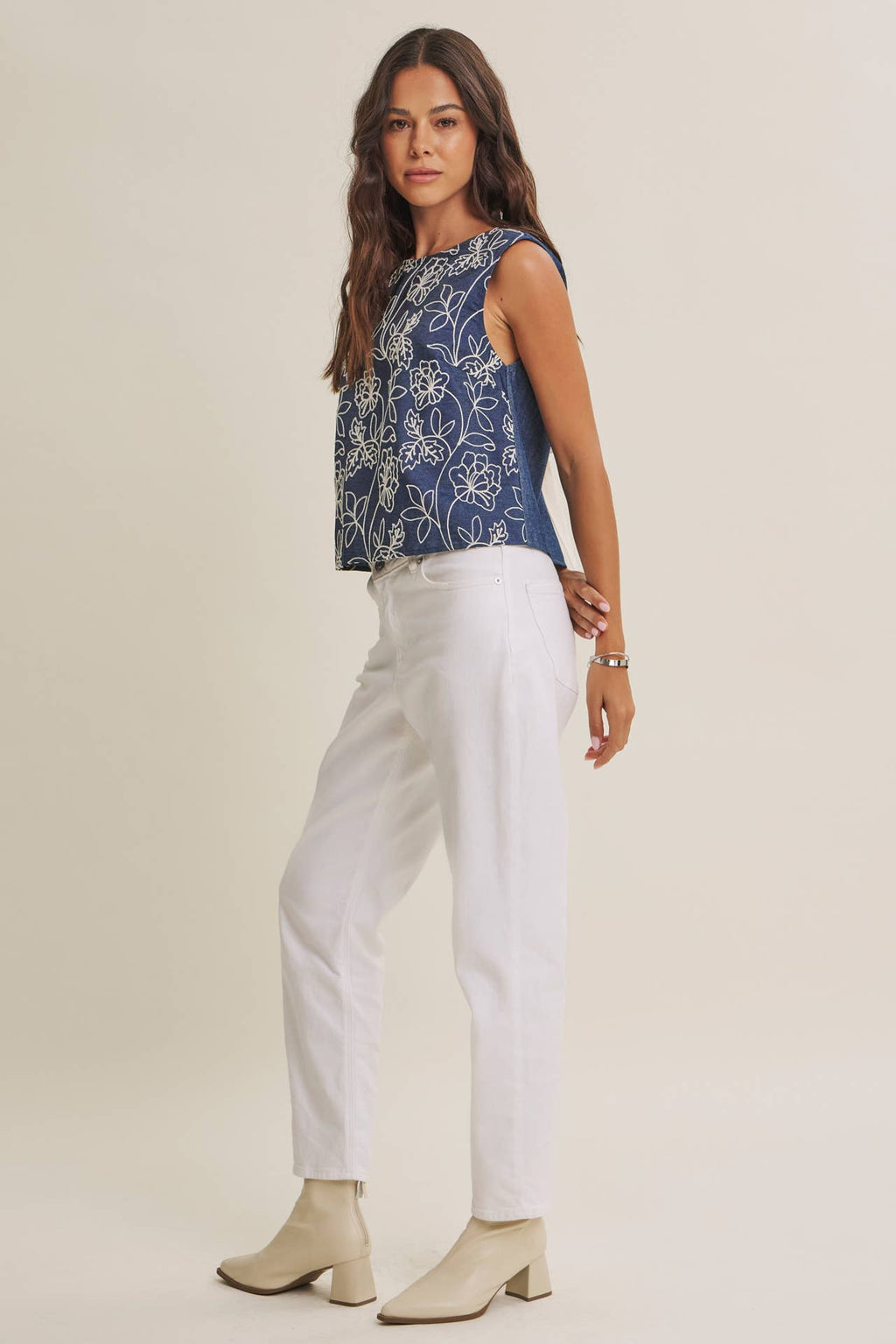 COASTAL DAY CHAMBRAY EMBROIDERED BLOUSE WITH BACK BOW: DENIM BLUE / S