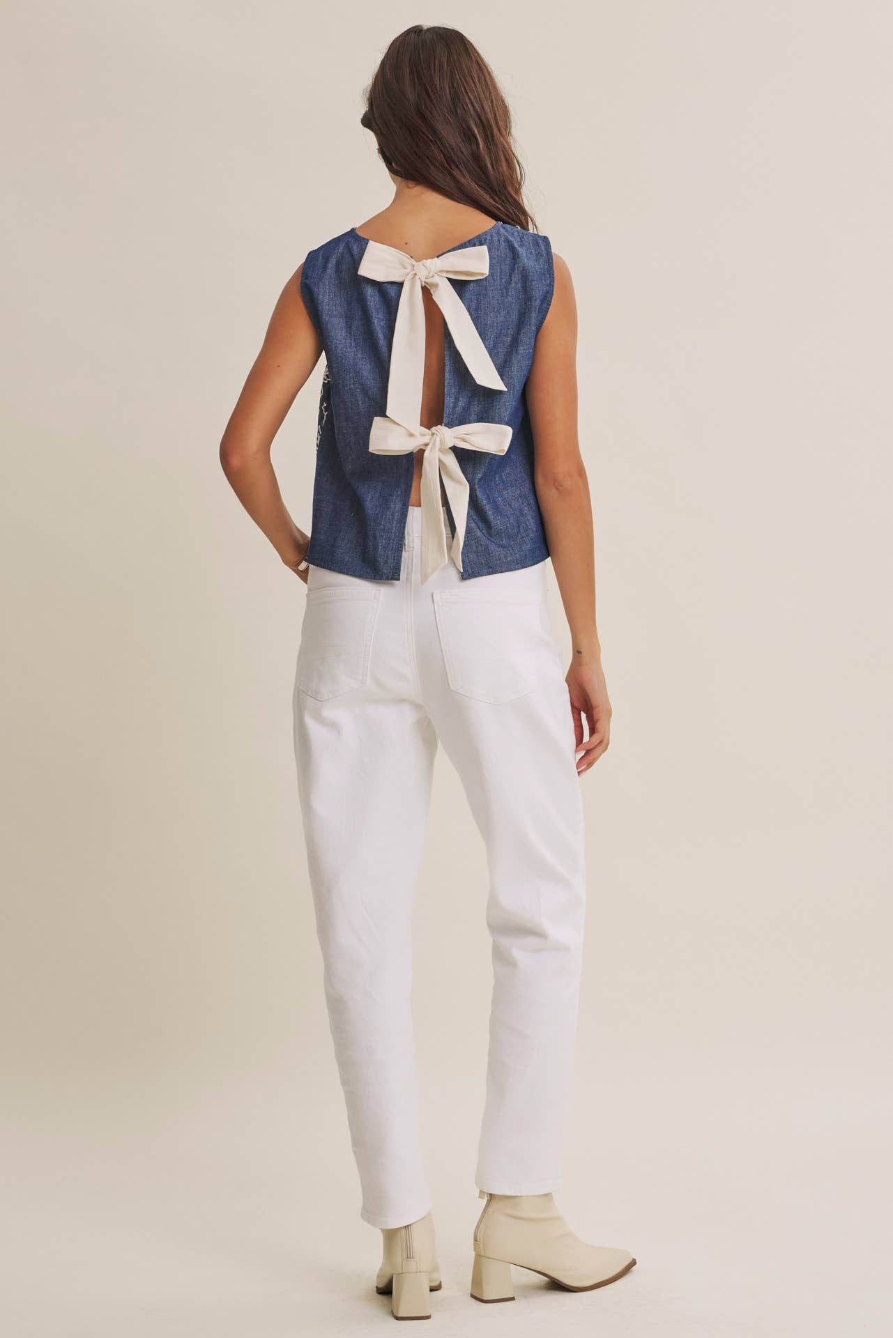 COASTAL DAY CHAMBRAY EMBROIDERED BLOUSE WITH BACK BOW: DENIM BLUE / S