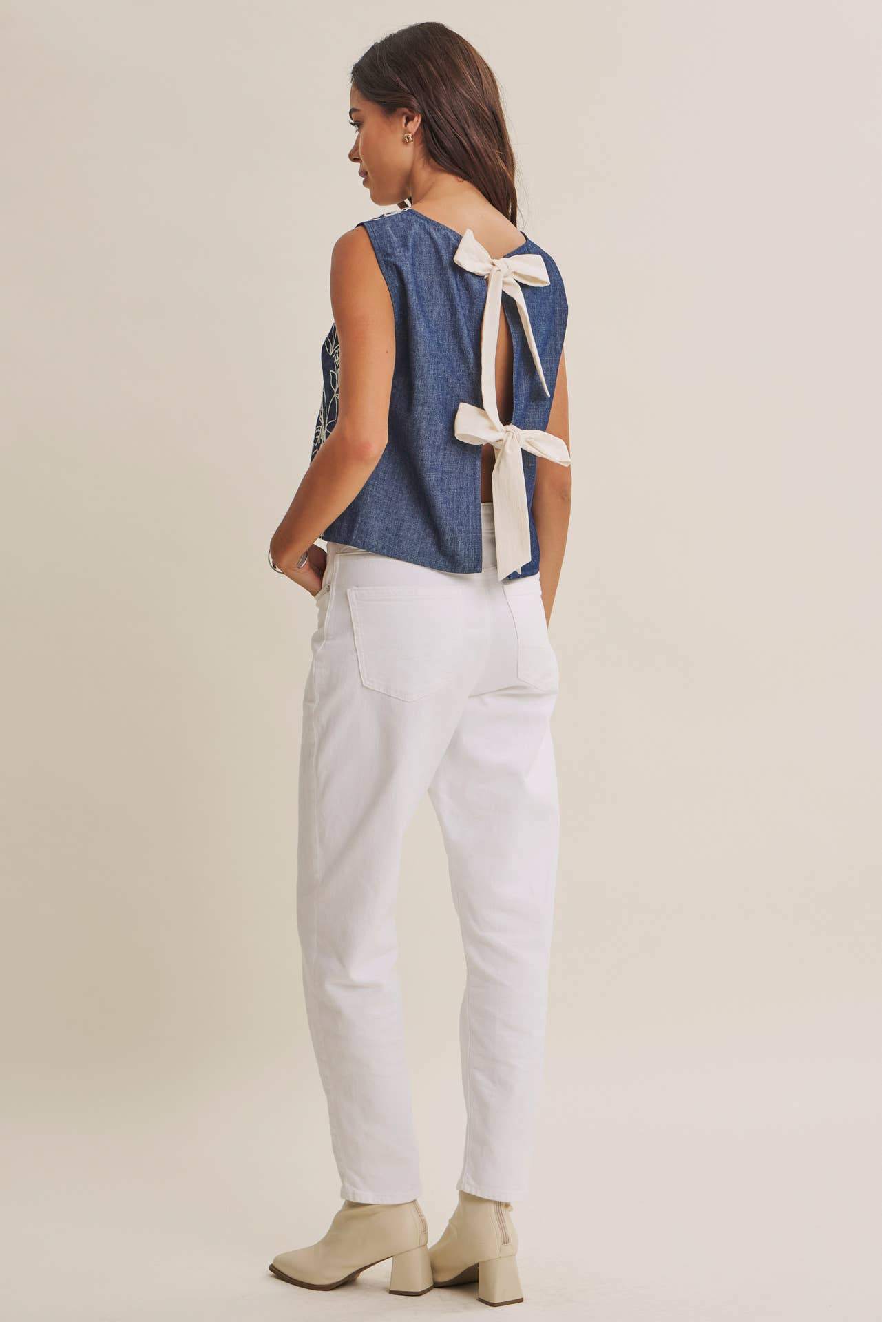 COASTAL DAY CHAMBRAY EMBROIDERED BLOUSE WITH BACK BOW: DENIM BLUE / L