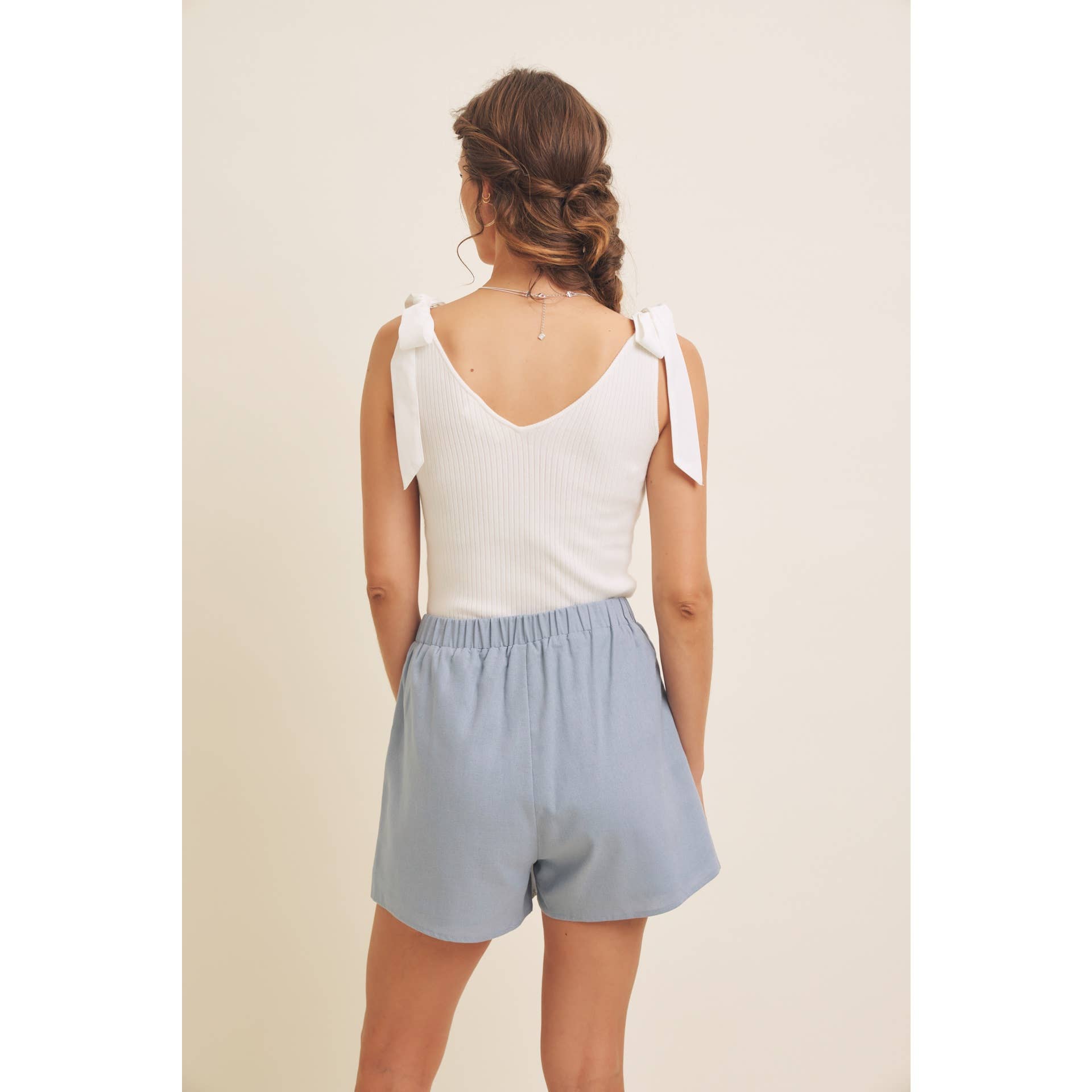STITCHED SERENITY LINEN-BLEND EMBROIDERED SHORTS: NATURAL/BLACK / L