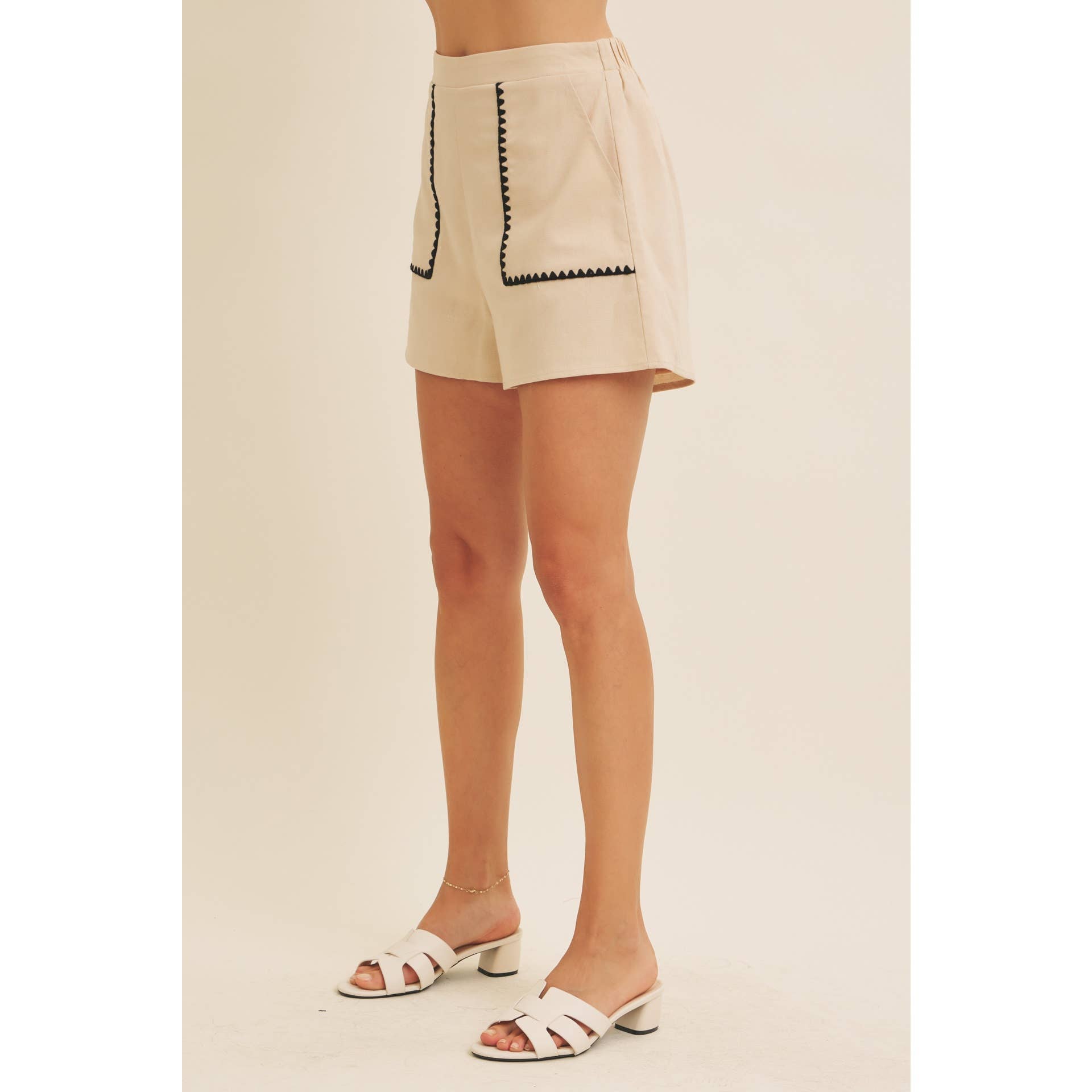 STITCHED SERENITY LINEN-BLEND EMBROIDERED SHORTS: NATURAL/BLACK / L