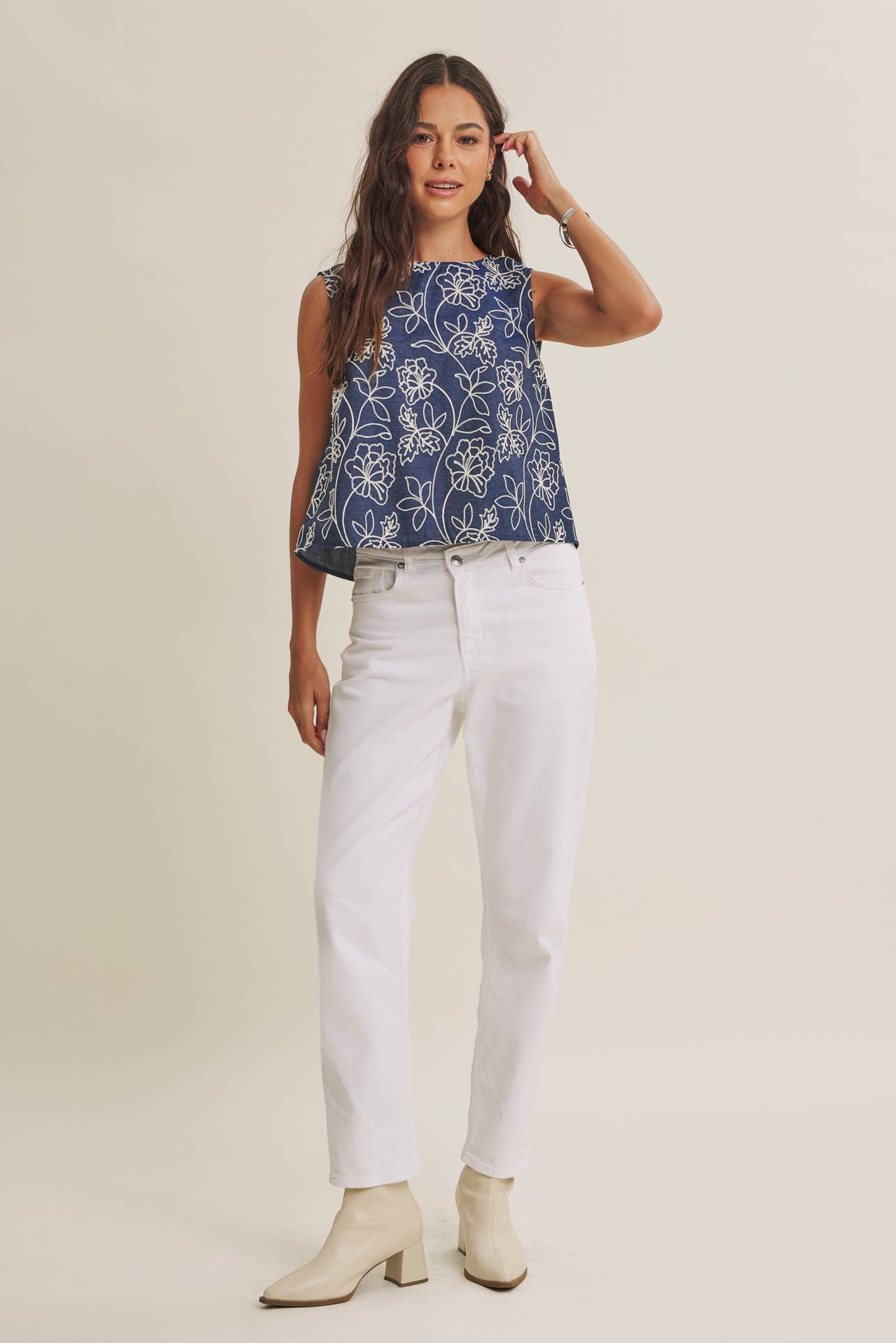 COASTAL DAY CHAMBRAY EMBROIDERED BLOUSE WITH BACK BOW: DENIM BLUE / S
