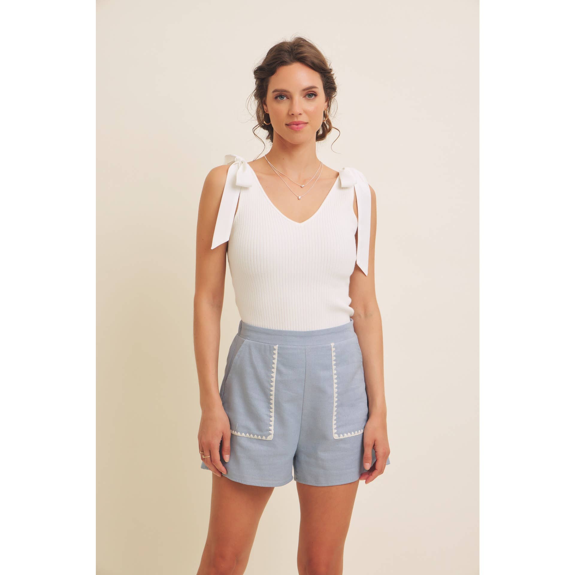 STITCHED SERENITY LINEN-BLEND EMBROIDERED SHORTS: NATURAL/BLACK / M