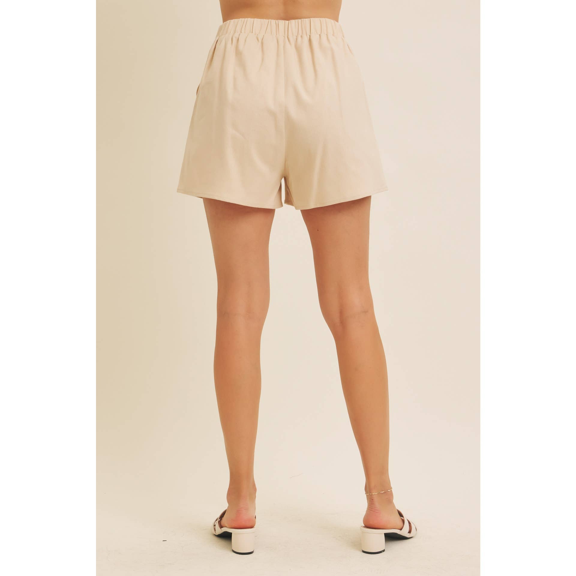 STITCHED SERENITY LINEN-BLEND EMBROIDERED SHORTS: NATURAL/BLACK / L