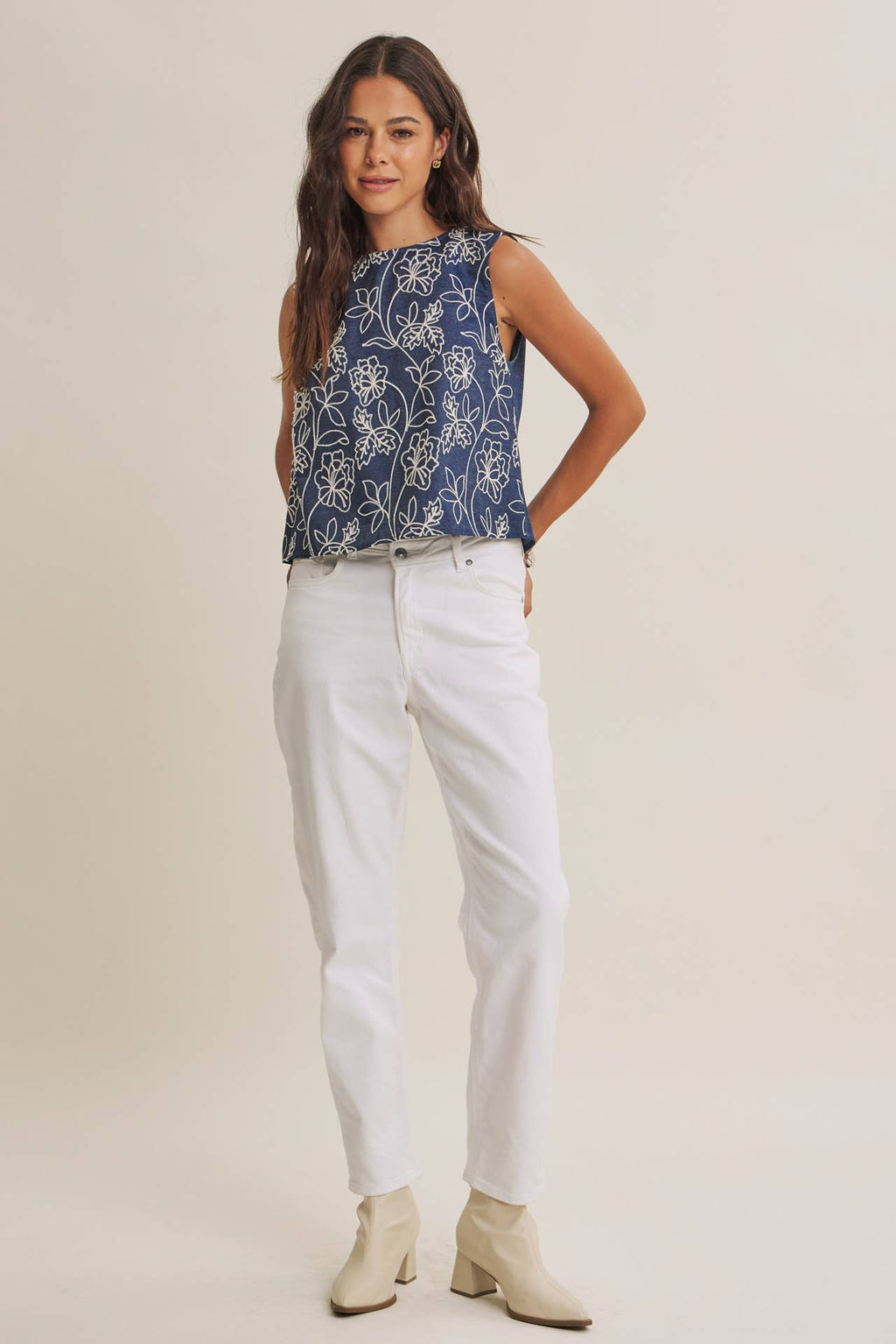 COASTAL DAY CHAMBRAY EMBROIDERED BLOUSE WITH BACK BOW: DENIM BLUE / S