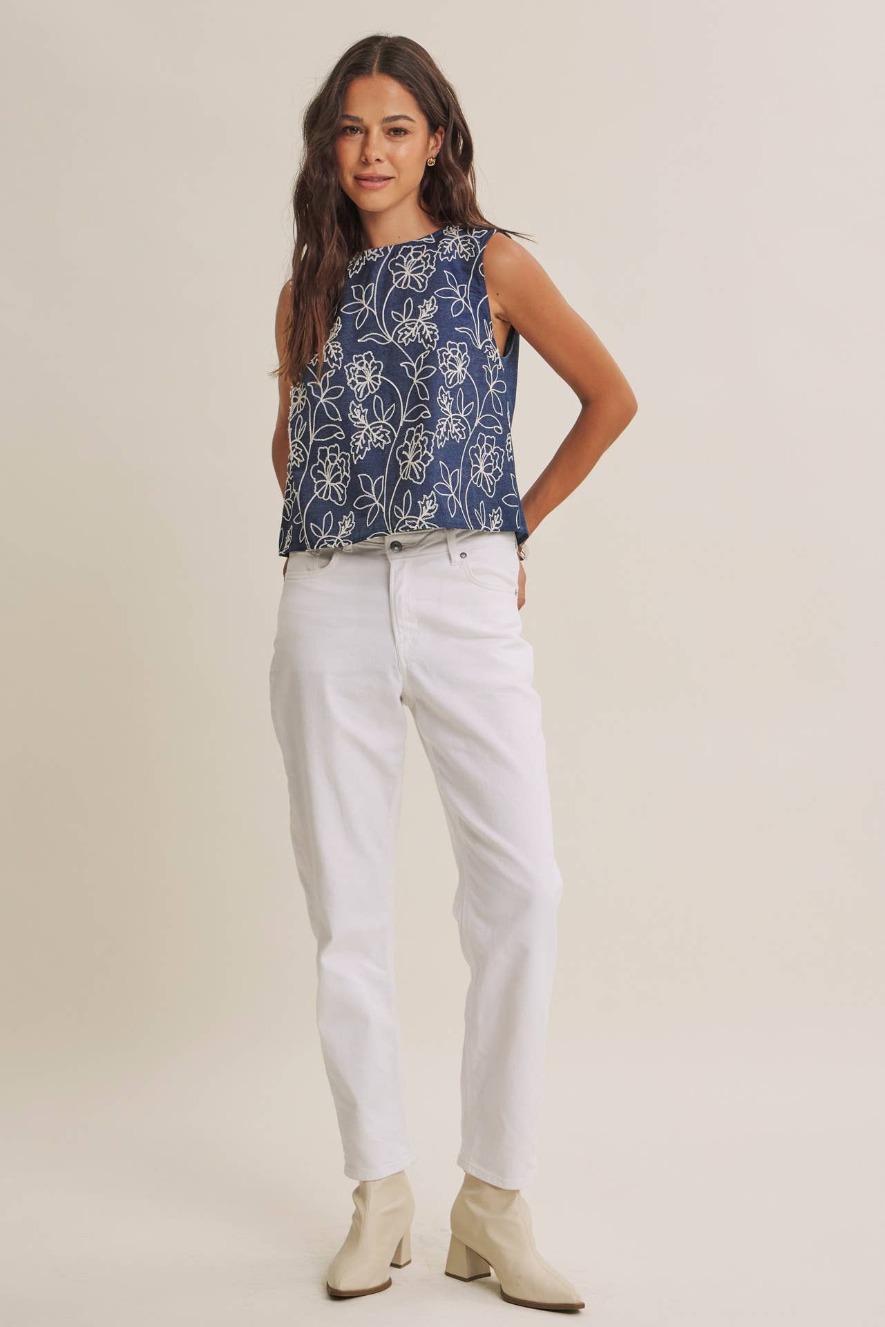 COASTAL DAY CHAMBRAY EMBROIDERED BLOUSE WITH BACK BOW: DENIM BLUE / L